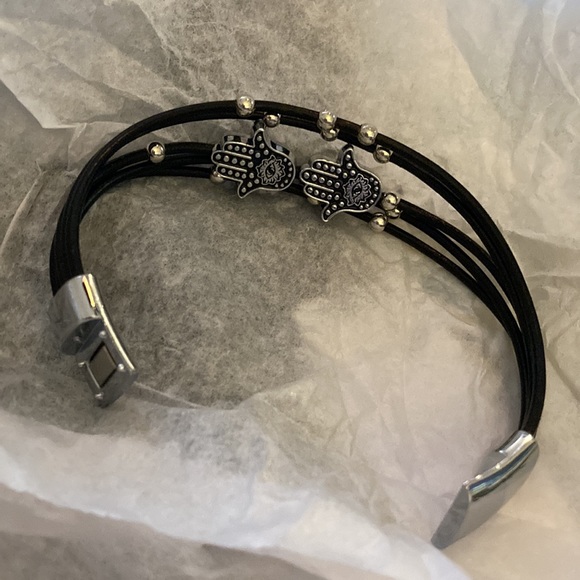NWOT - BLACK WRAP LEATHER STRAP HAMSA BRACELET WITH MAGNETIC CLOSURE - Picture 4 of 12